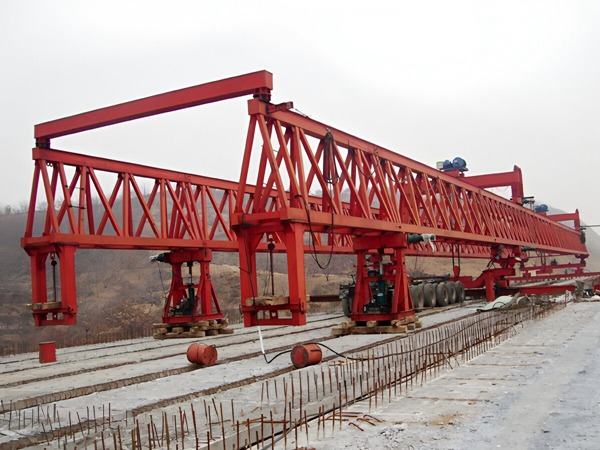 <b>河南南阳架桥机厂家架桥机的安全操作规</b>